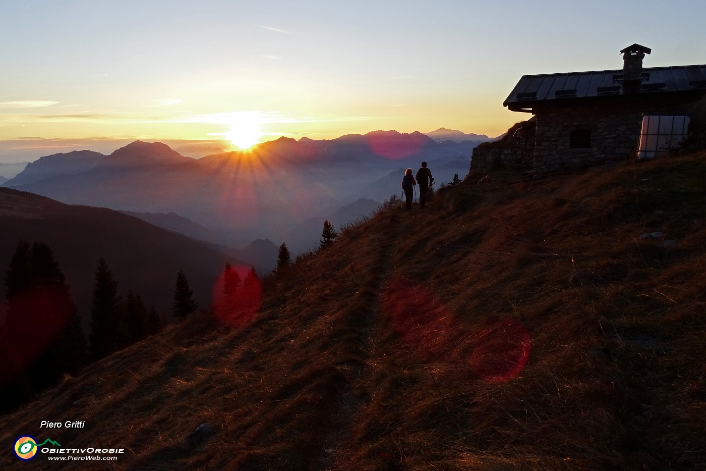 99 Il sole tramonta alla Baita del Monte Secco ....JPG -                                